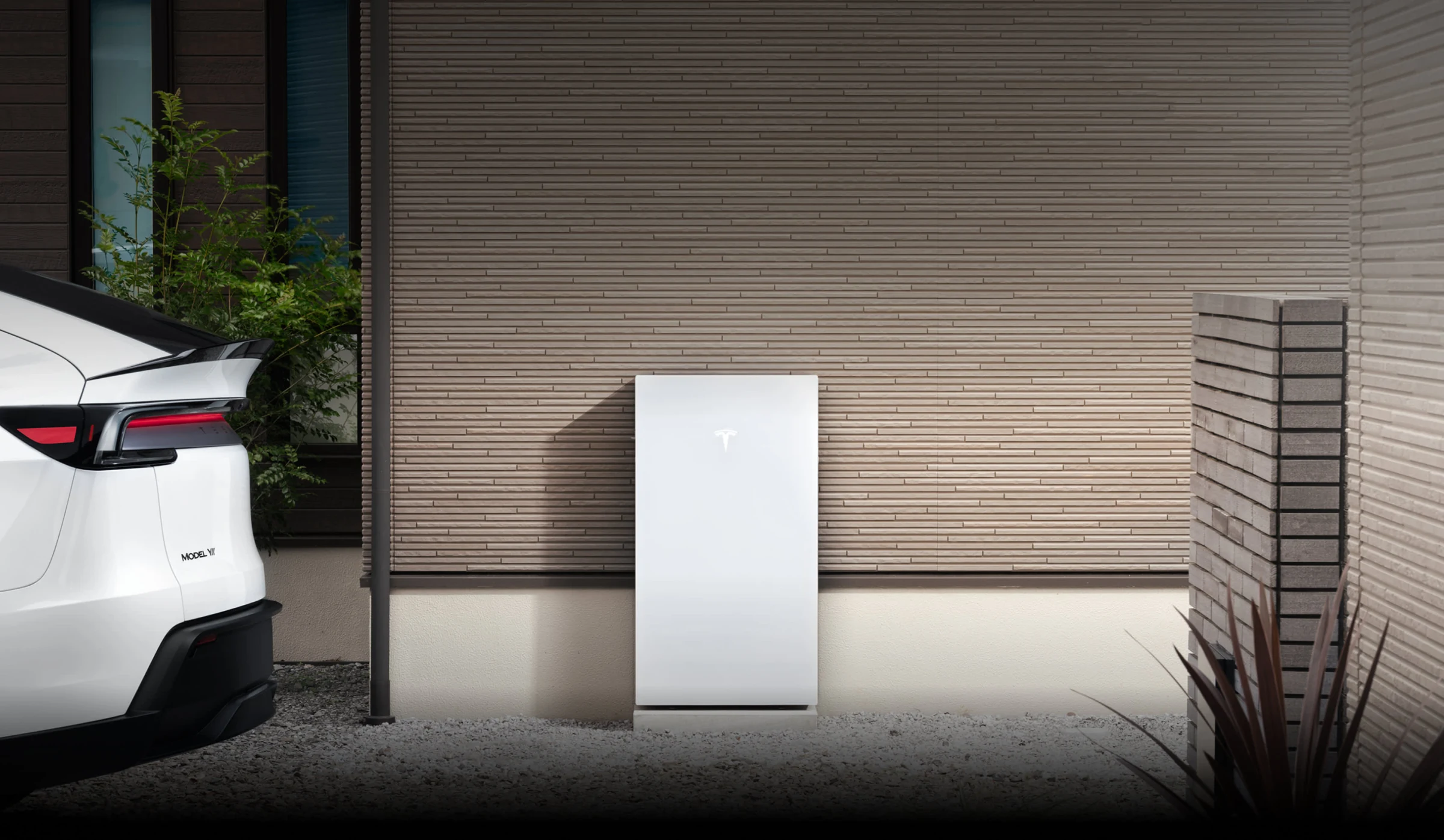 住宅の外壁に設置されたTesla Powerwall 3。メーカー公式の製品イメージ