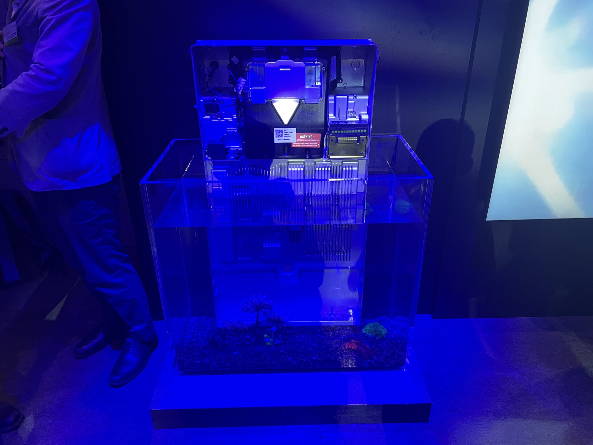展示会の水槽を使ったPowerwallの耐水デモ。展示条件下での実演
